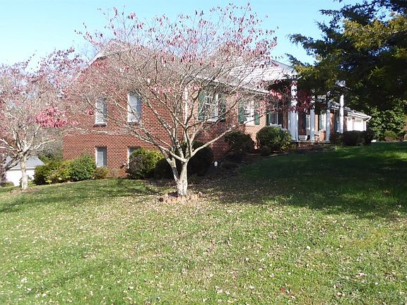 5th image of 210 Pearson Dr
