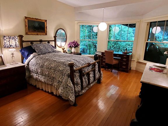 Master Bedroom ~ 15 x 17