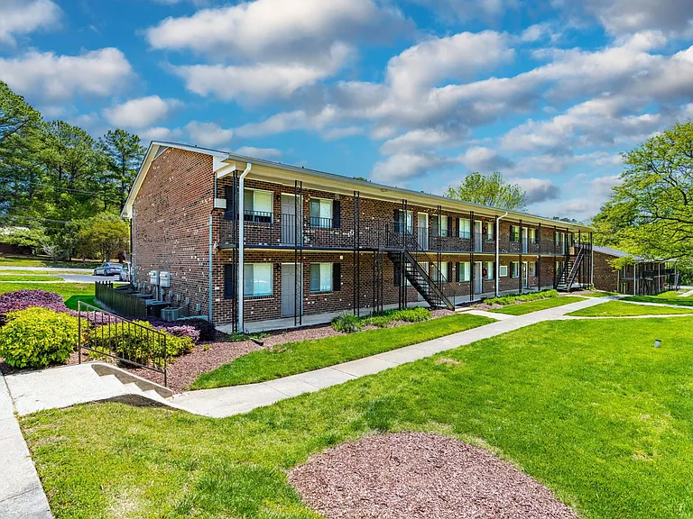 University Lake Apartments — Photo 22