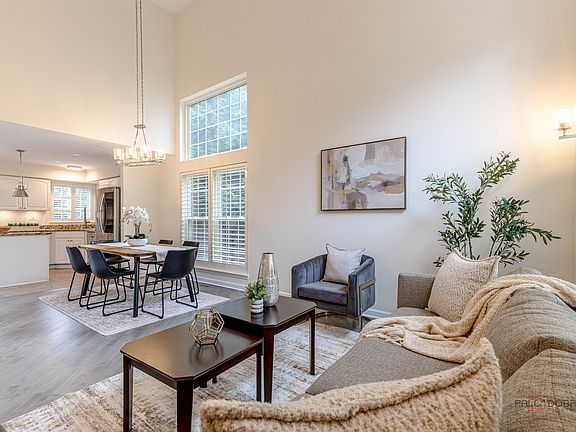 4th image of 589 Marseilles Cir