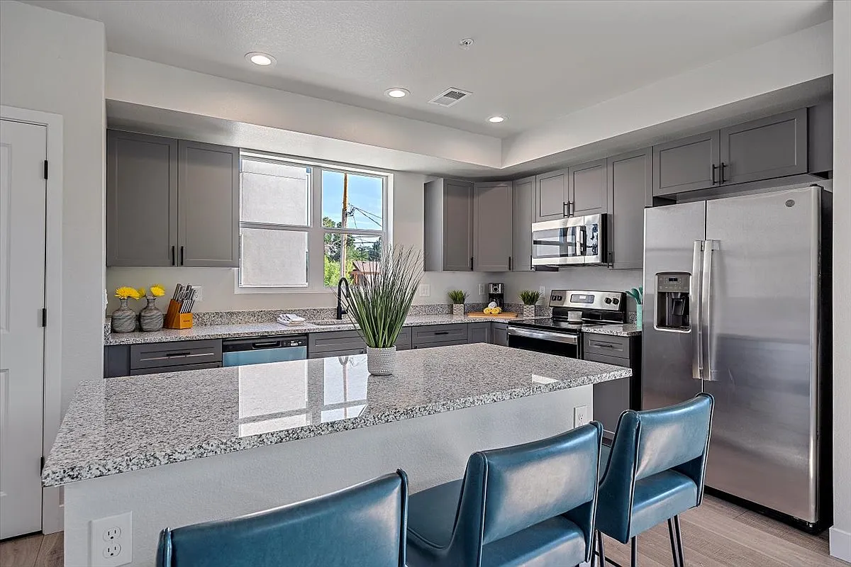 2 bed, 2.5 bath, 1550 sqft, $2,950 — Photo 4