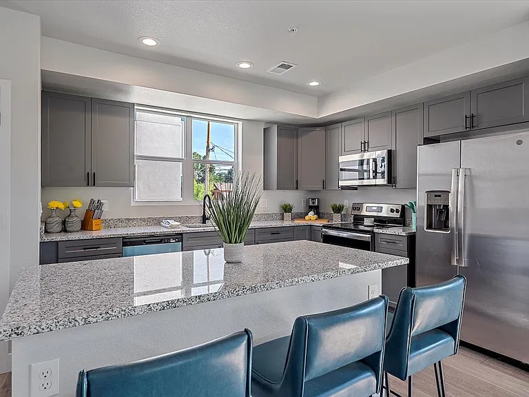 1320 Benton St — Photo 3