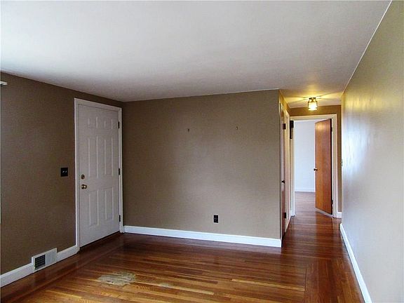 3rd image of 377 Garden City Dr