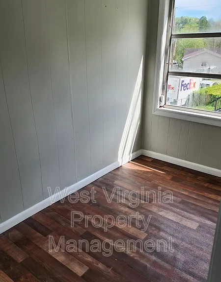 132 S Hill St — Photo 8