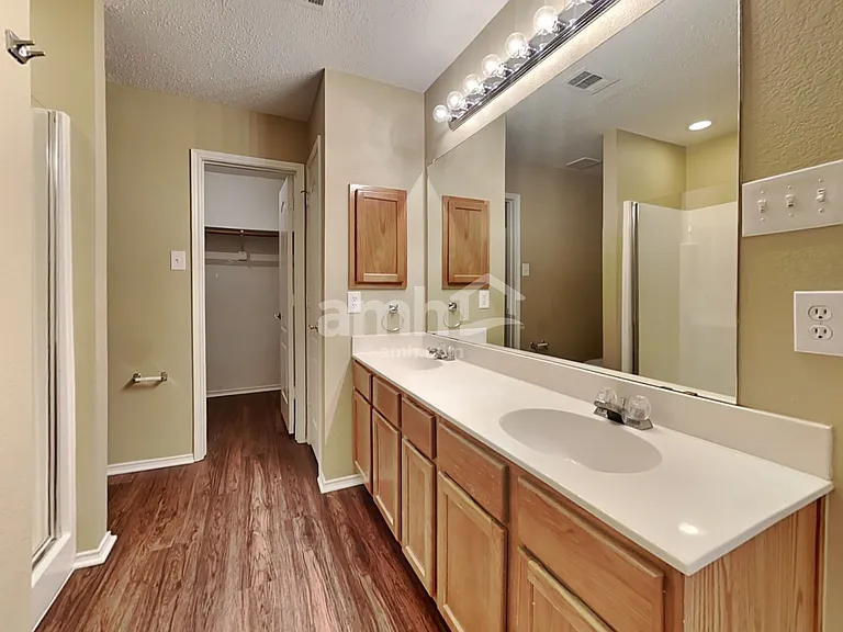 605 Woodlands Mnr — Photo 13