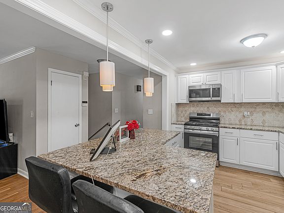 3rd image of 1607 Hillview Ave