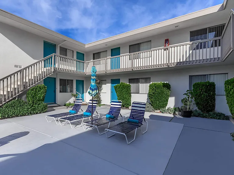 Sea Breeze Beach Apartments — Photo 16