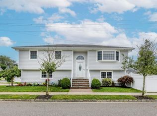 3 Curlew Pl, Massapequa, NY