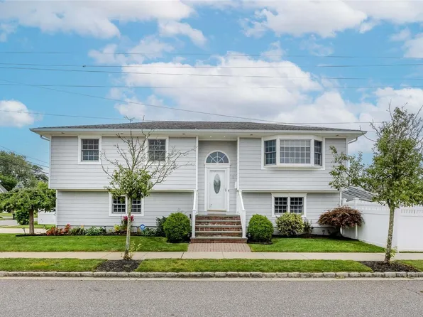 3 Curlew Place, Massapequa, NY 11758