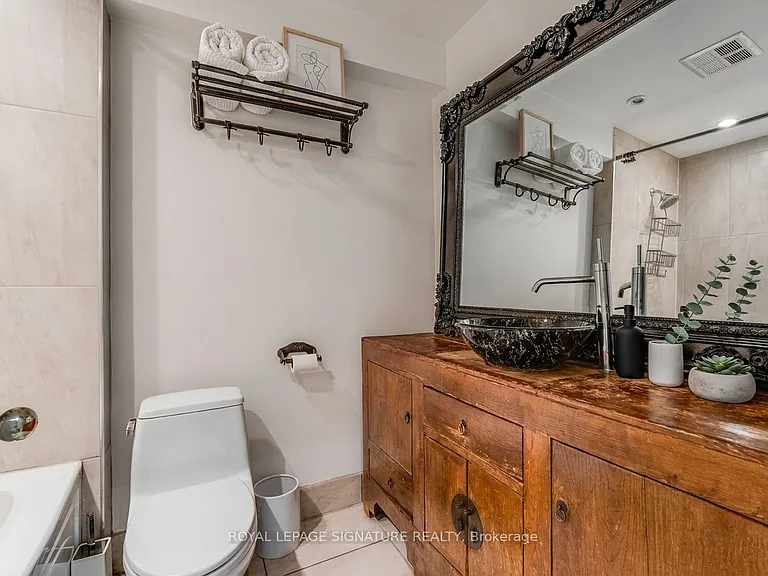 598 Wellington St W — Photo 12