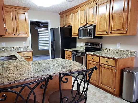 Kitchen w/Granite