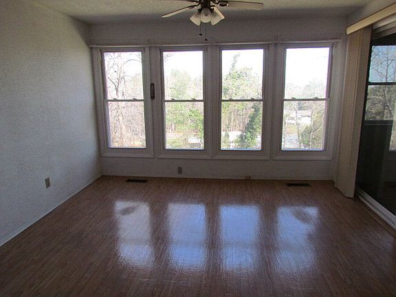 5th image of 127 Bay Pointe Dr
