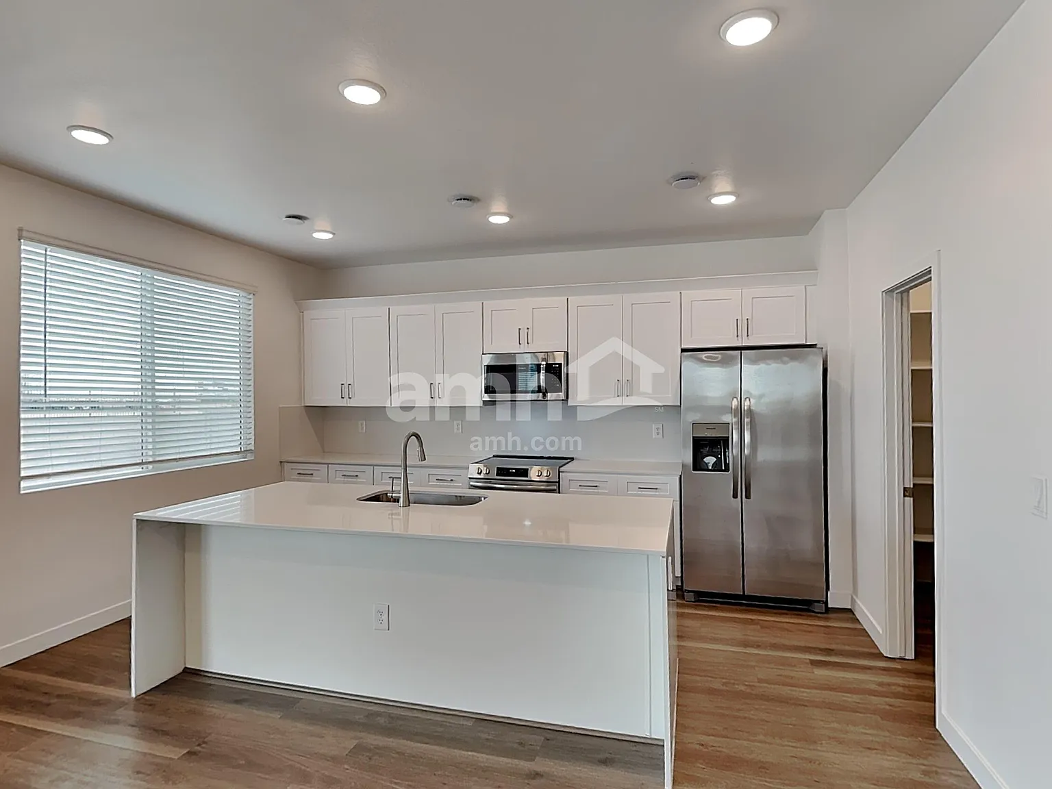 4 bed, 2.5 bath, 2220 sqft, $2,395 — Photo 3