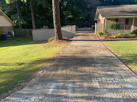 5th image of 208 Shady Crest Ln