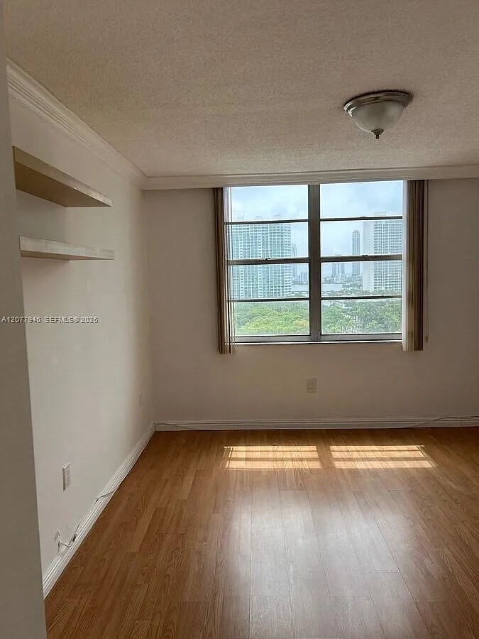 Admirals Port Condo West — Photo 1