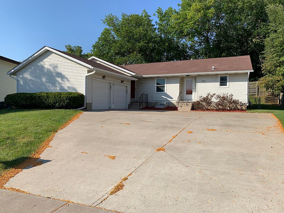 This condo comes with your own garage and plenty of parking on this oversized driveway and on street parking