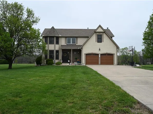 8590 Oak Country Ln, De Soto, KS 66018