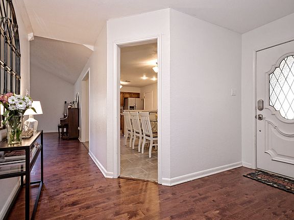 4th image of 203 Applewood Dr