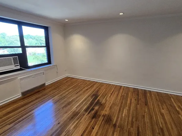 7505 210th St APT 5K, Oakland Gardens, NY 11364