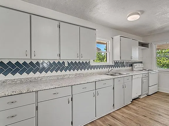 2846 Van Buren Ave — Photo 8