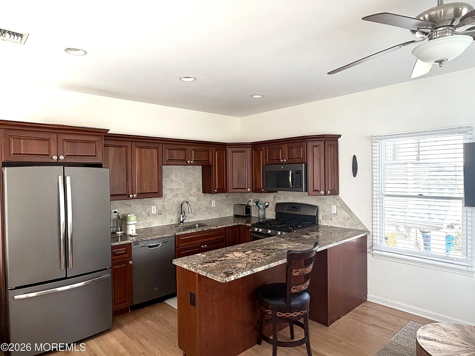 2 bed, 1.0 bath, 937 sqft, $3,400 — Photo 4