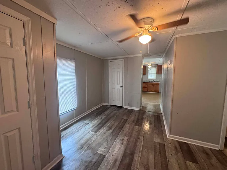 613 E Johnston St — Photo 6