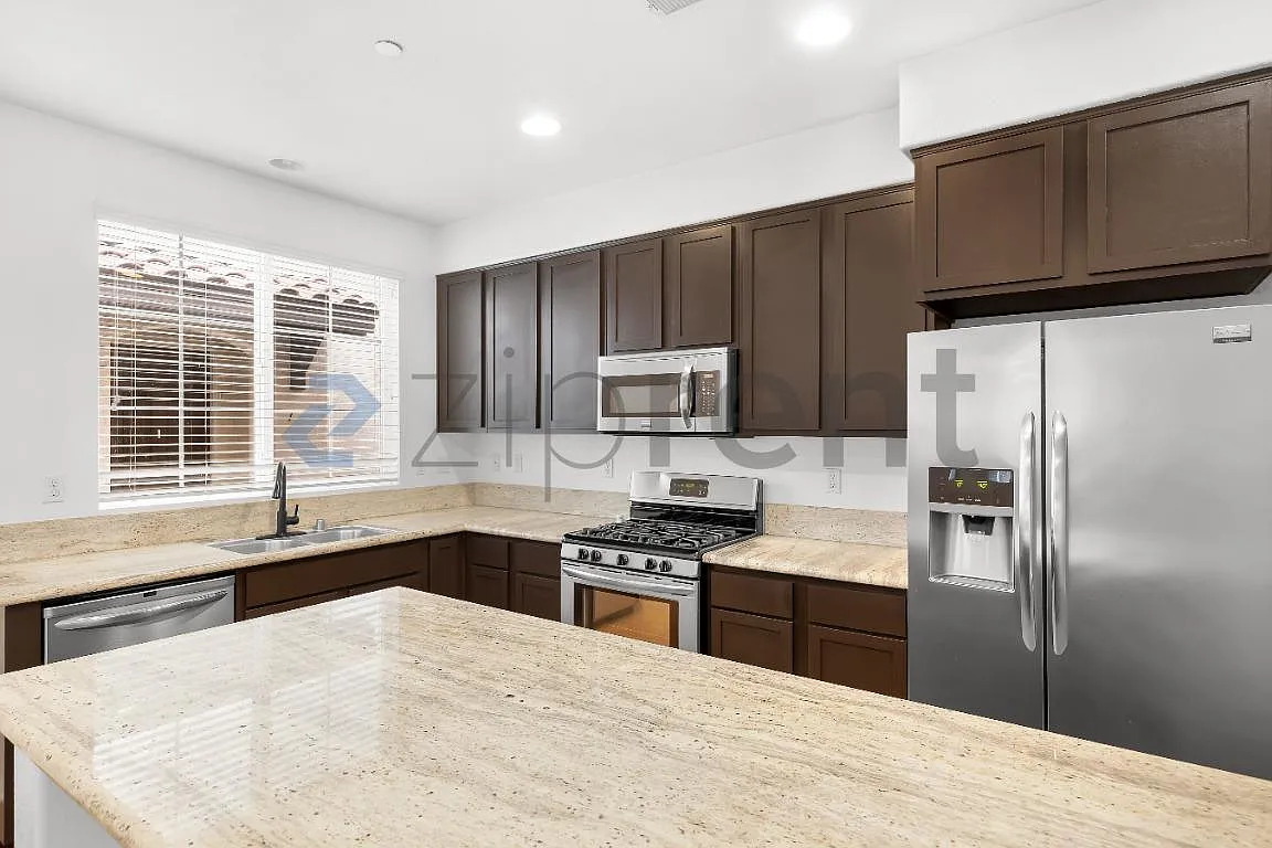 3 bed, 2.5 bath, 1621 sqft, $4,200 — Photo 4