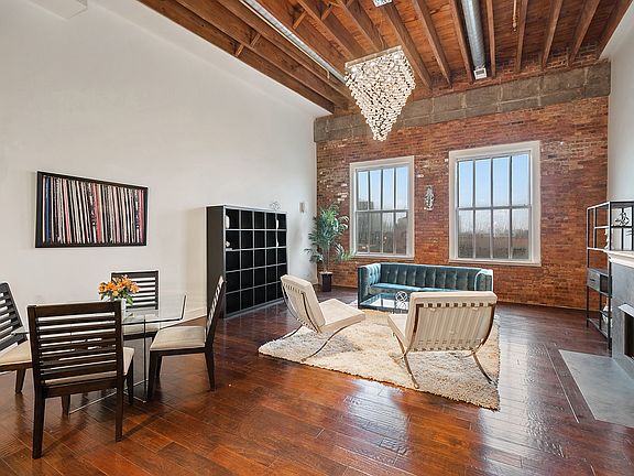 3rd image of 2332 S Michigan Ave #400