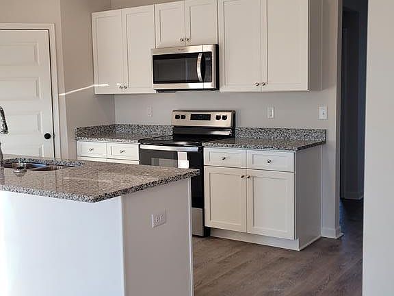 2nd image of 1725 Phillips Cir