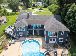 858 Mona Ln, Norton Shores, MI 49441