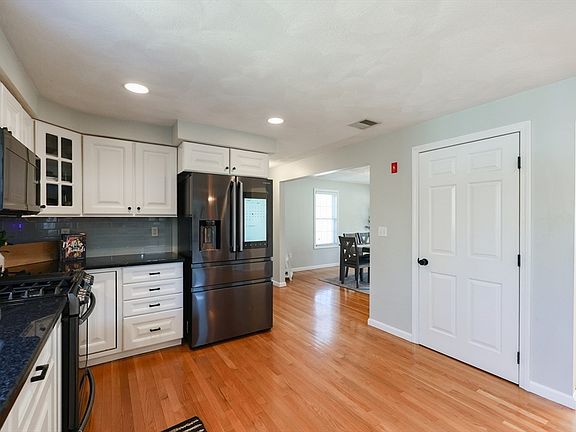 4th image of 35 Christopher Dr