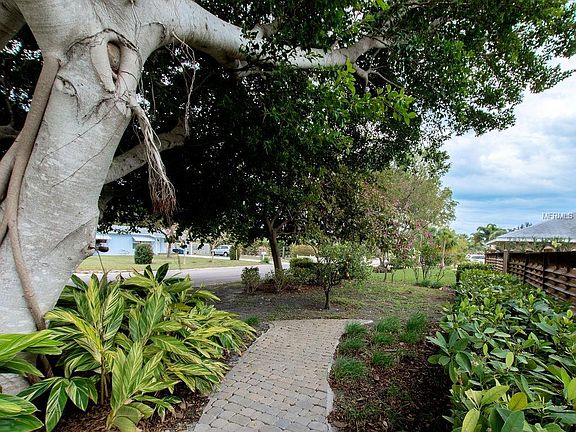 4th image of 215 Gulf Dr
