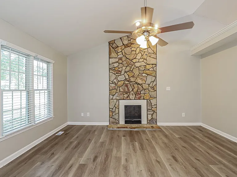 235 Lorraine Dr — Photo 5