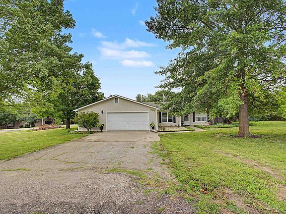 3rd image of 2464 Brookfield Dr