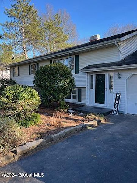 5th image of 6 Kingswood Dr