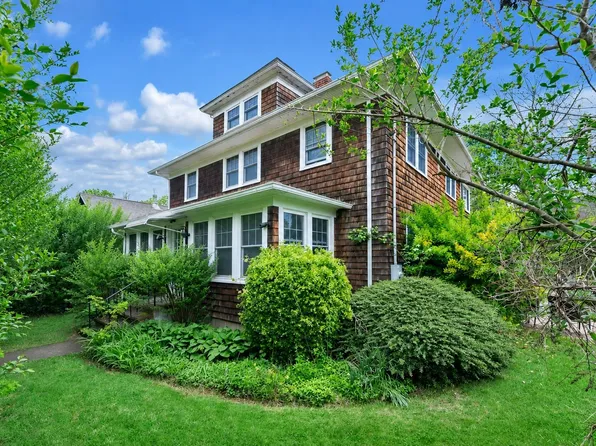 1025 9th St, Greenport, NY 11944