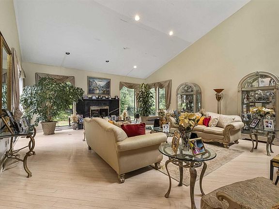 4th image of 9 Saint Andrews Ct