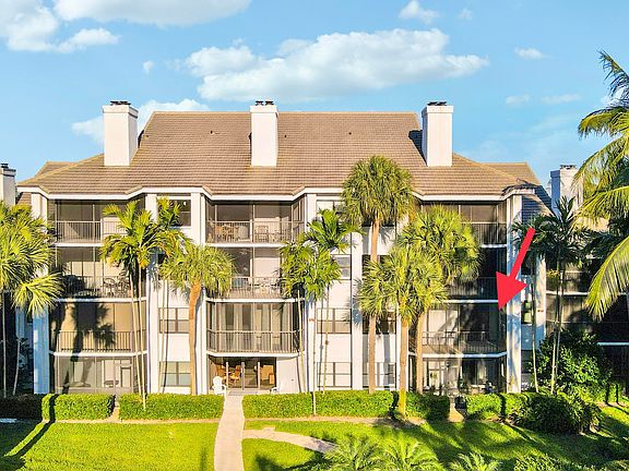 2nd image of 122 Bay Colony Drive N