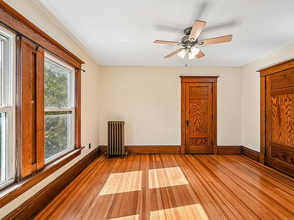 15th image of 407 3rd St SE