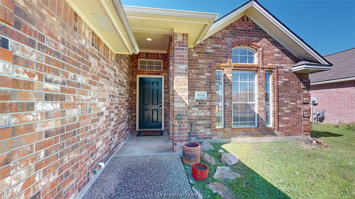 4 bed, 2.0 bath, 1645 sqft, $2,300 — Photo 2