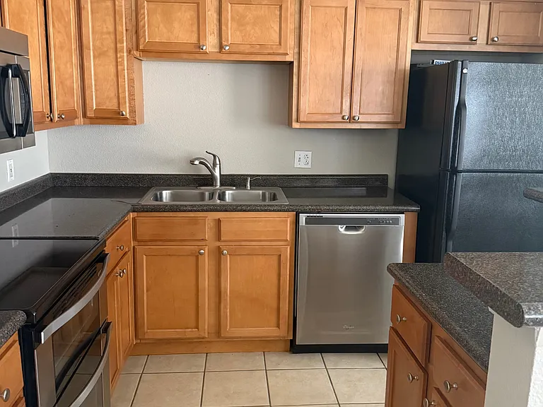 385 Woodside Dr — Photo 3
