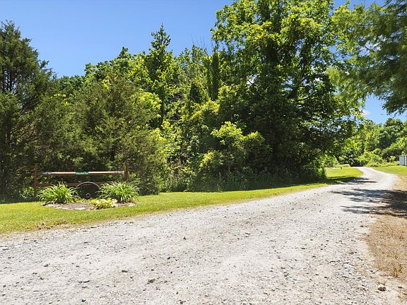 3rd image of 370 Wooded Run Rd