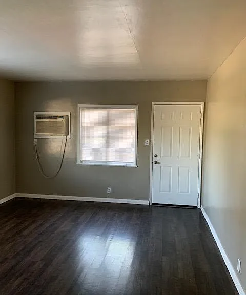 3425 Fairmount Blvd #6 — Photo 3