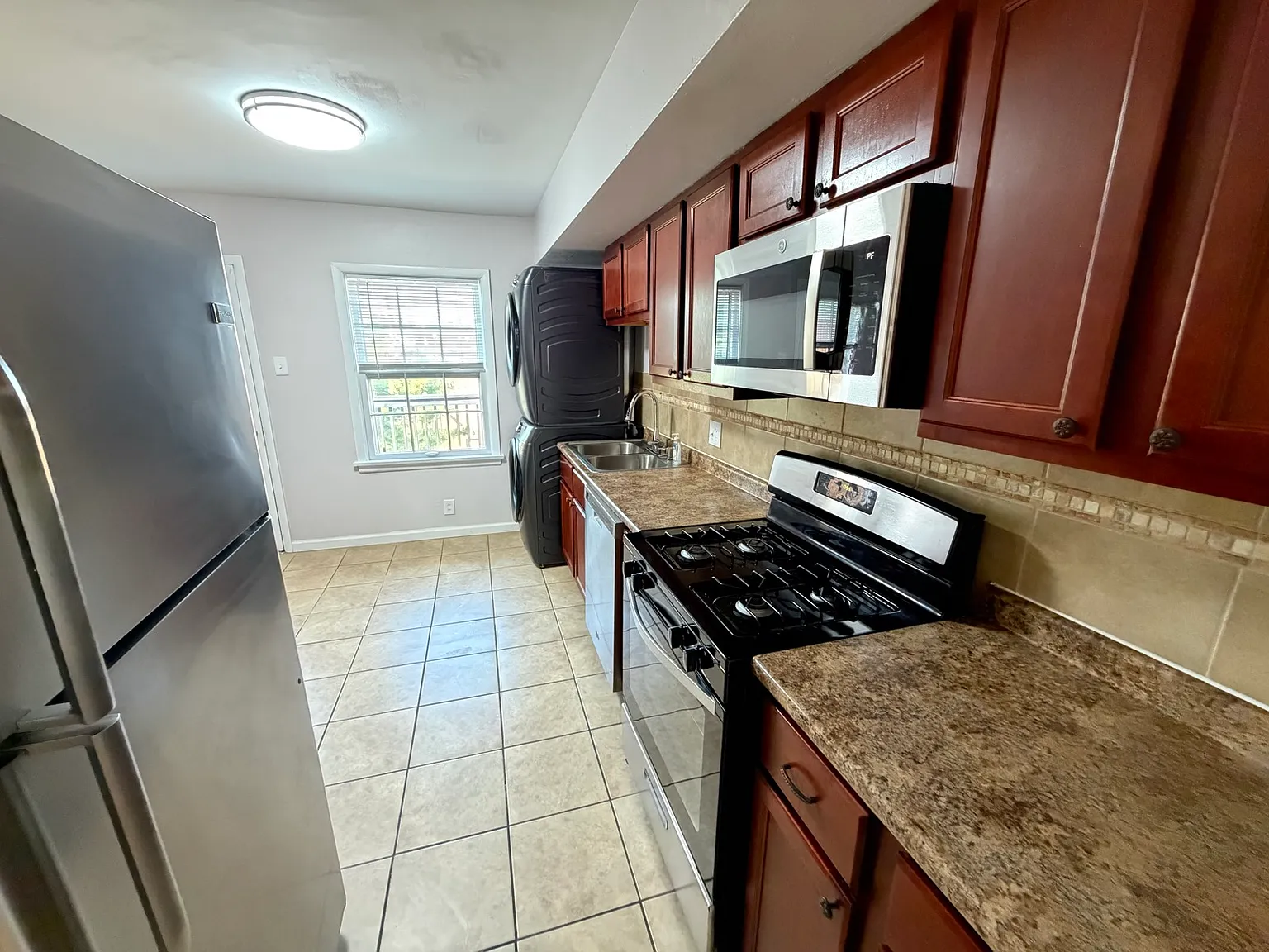 3 bed, 1100 sqft, $1,950 — Photo 3