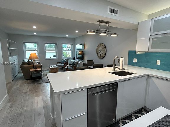 3rd image of 615 NE 12th Ave APT 310