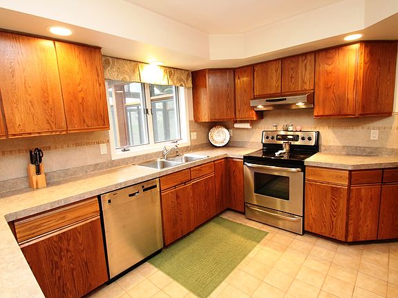 3rd image of 33 Pond Valley Cir