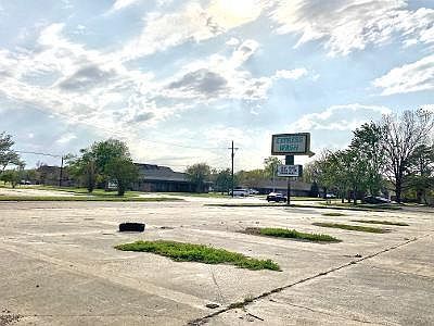 4th image of 801 Versailles Blvd