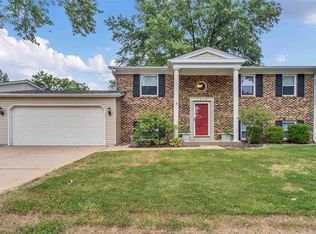 1215 Kings Trail Ln, Fenton, MO 63026