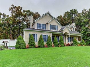 26 Farmhouse Dr, Ridge, NY 11961