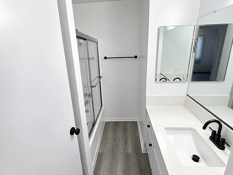 5531 Corteen Pl — Photo 8